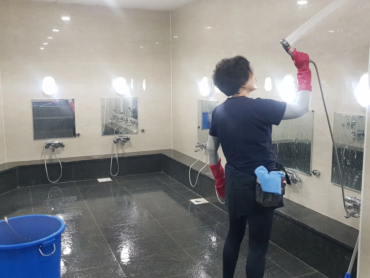 북구 동천동 목욕탕 탈의실·파우더룸 바닥 위생청소 사례 - 행진크린